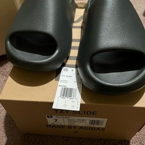 Yeezy slides men size 7